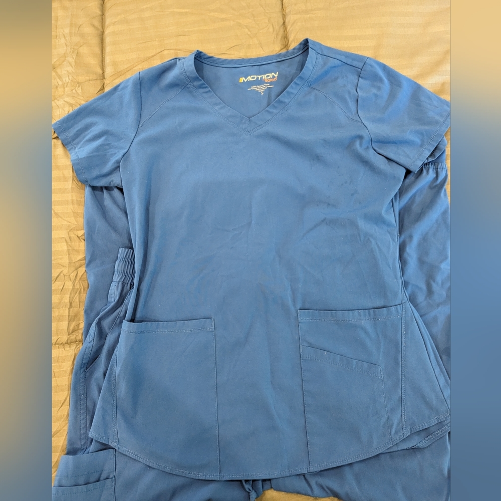 Motion by Barco Scrubs set
